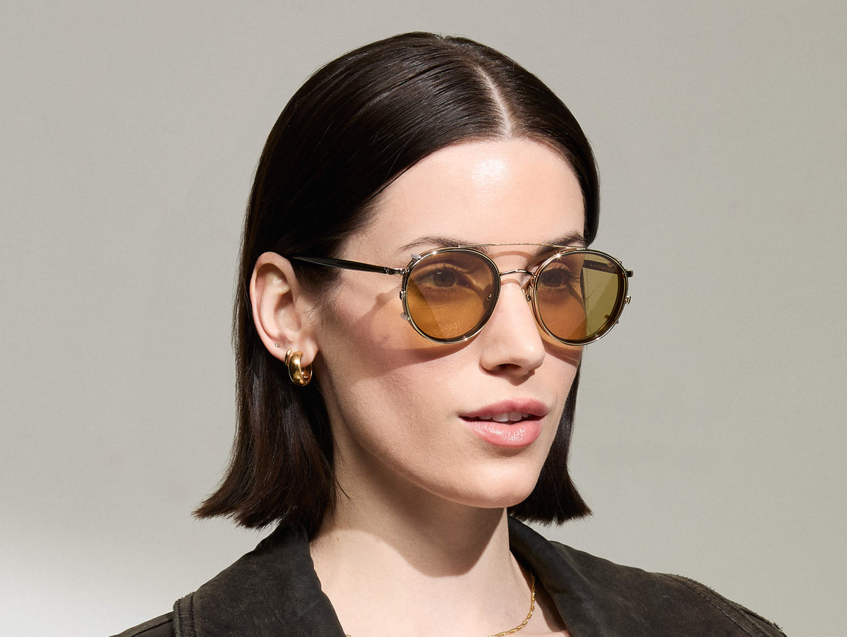 El modelo lleva el ZEV CLIP en Gold en talla 49 con lentes tintados Amber.