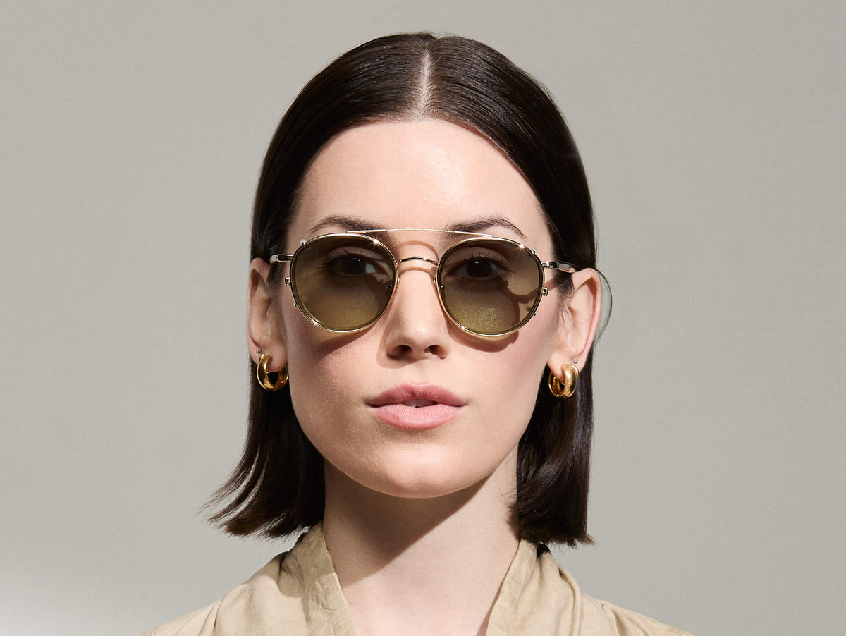 El modelo lleva el ZEV CLIP en Gold en talla 49 con lentes tintados Forest Wood.