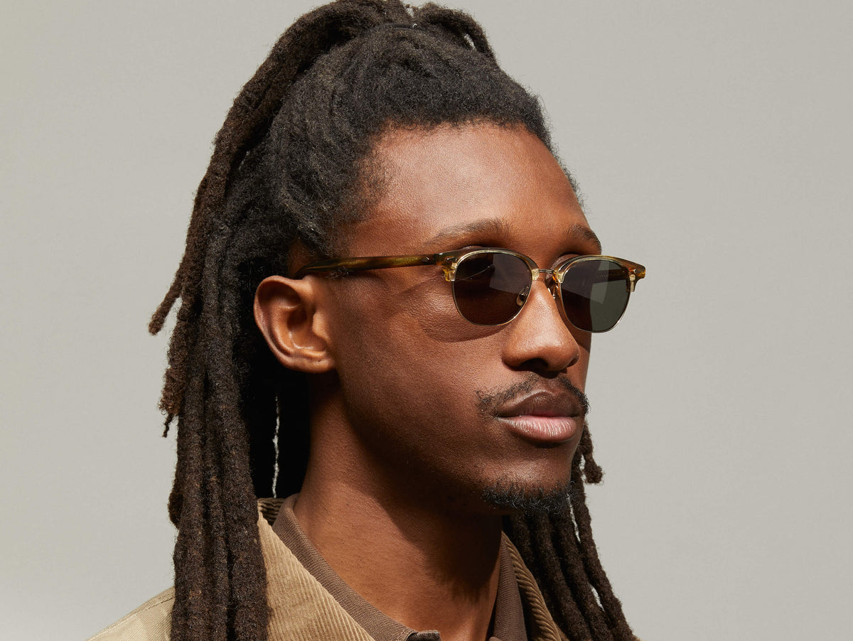 El modelo lleva las AYGEN SUN en talla 51 en Bamboo con lentes tintados G-15.