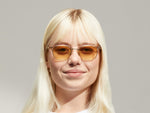 El modelo lleva puesto el AYGEN SUN en talla 51 en Cinnamon con lentes tintadas Chestnut Fade.