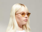 El modelo lleva puesto el AYGEN SUN en talla 51 en Cinnamon con lentes tintadas Chestnut Fade.