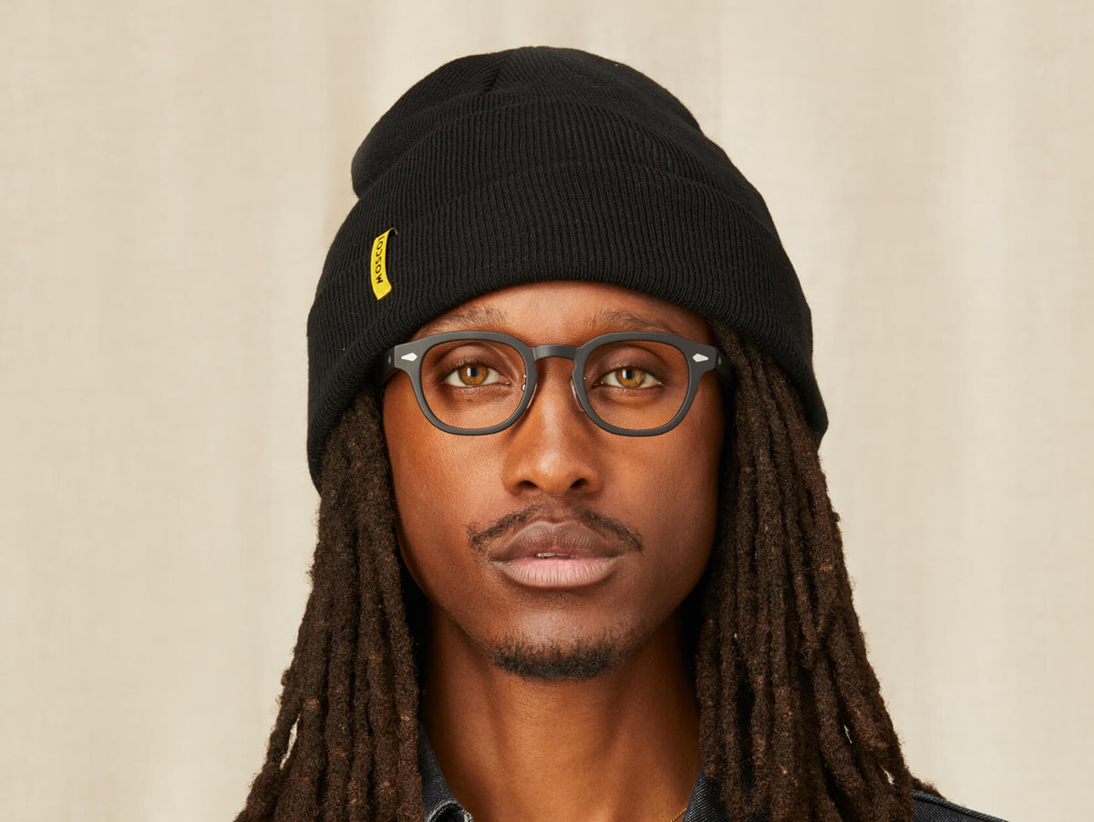 Modellen har BEANIE på i Black