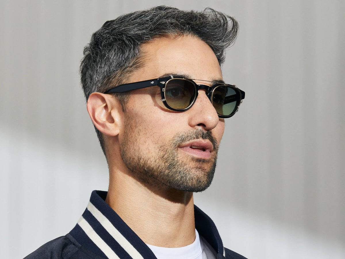 El modelo lleva puesto el CLIPTOSH in Gold en talla 46 con lentes tintados Forest Wood.