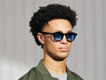 Das Modell trägt die DAHVEN in Black in Größe 47 mit Broadway Blue Fade getönten Gläsern.