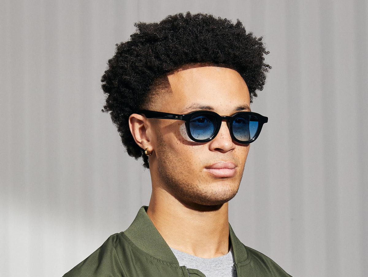 Das Modell trägt die DAHVEN in Black in Größe 47 mit Broadway Blue Fade getönten Gläsern.