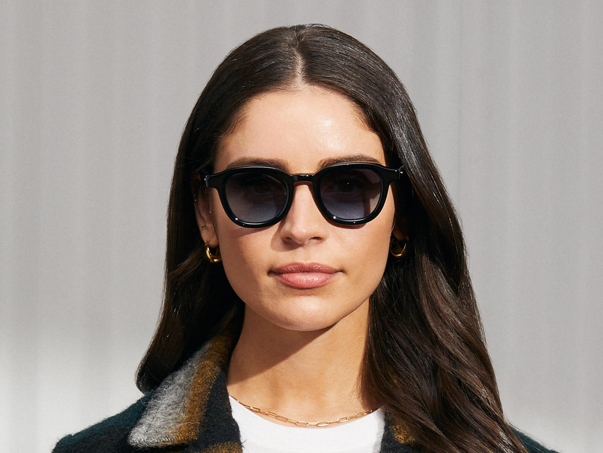 Das Model trägt die DAHVEN in Black in Größe 47 mit Denim Blue getönten Gläsern.
