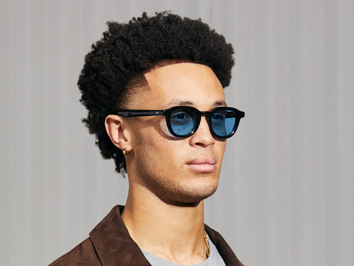 Das Modell trägt die DAHVEN in Black in Größe 47 mit Celebrity Blue getönten Gläsern.