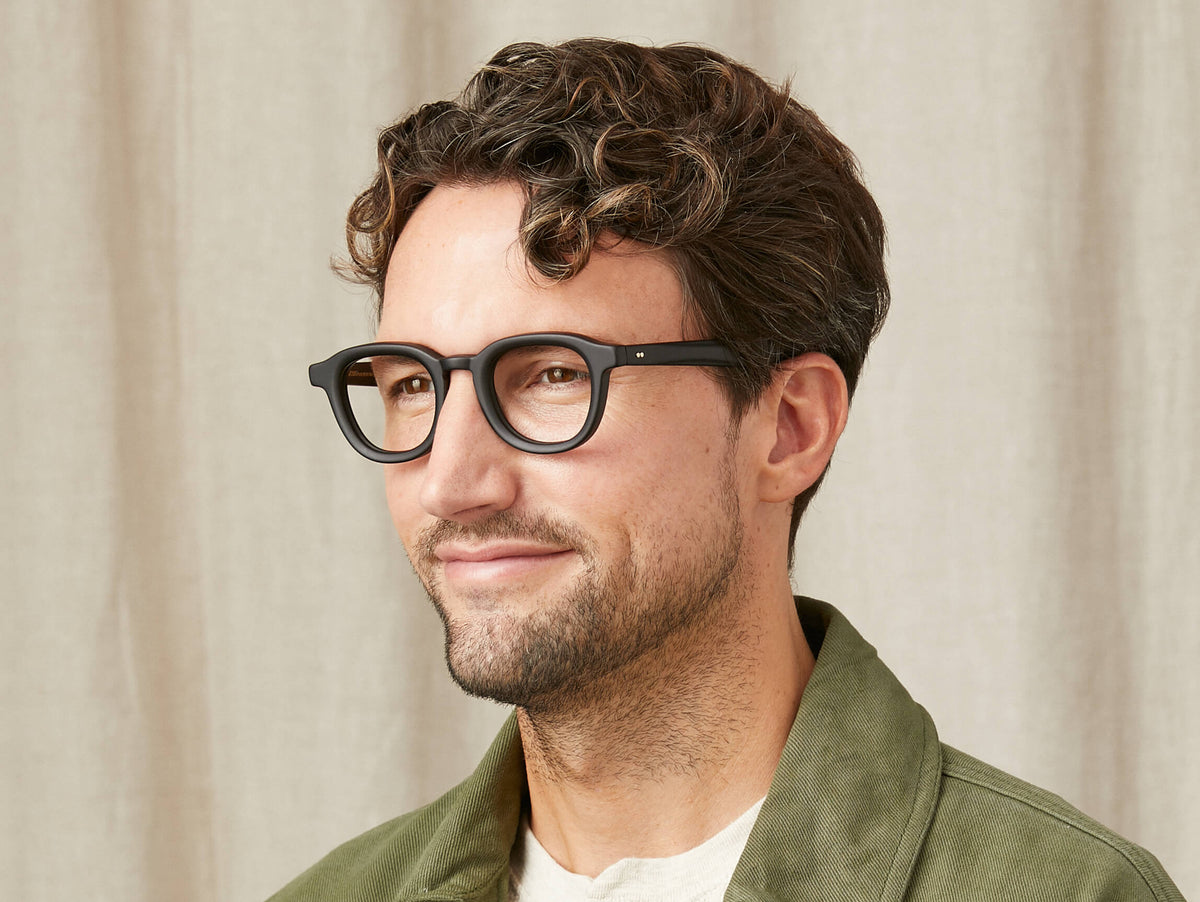 Model is wearing The DAHVEN in size 47 in Matte Black