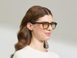 הדוגמן לובש את DOLT בצבע Khaki במידה 49 עם עדשות AMBER+