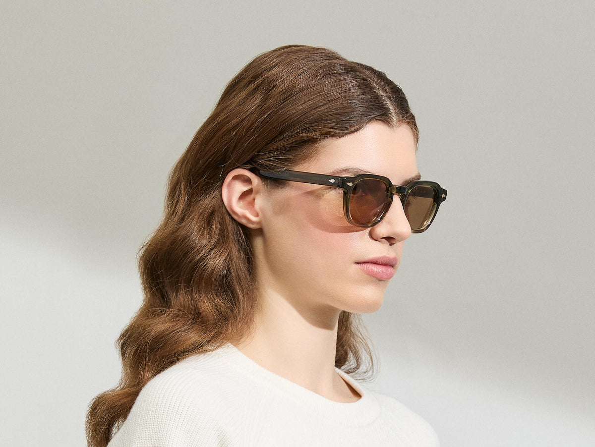 הדוגמן לובש את DOLT בצבע Khaki במידה 49 עם עדשות AMBER+