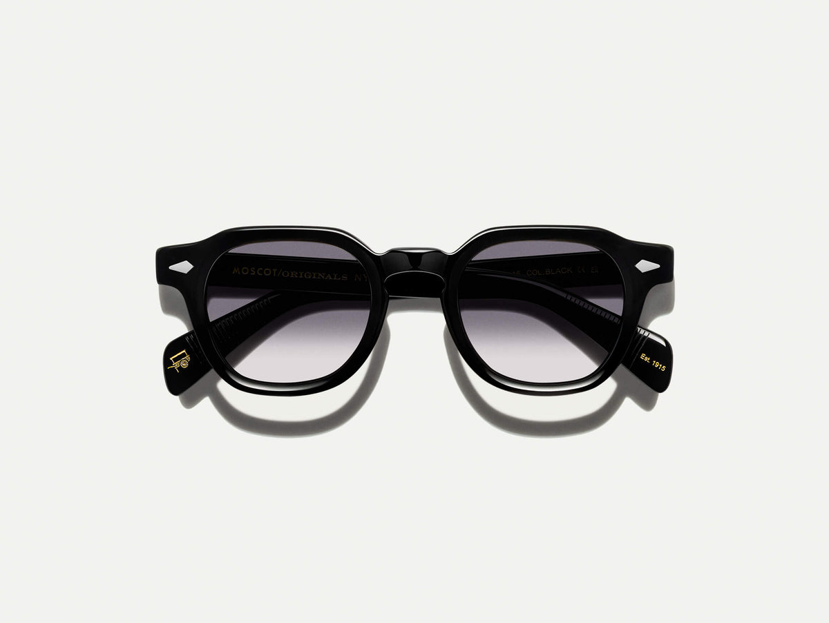 Il DOLT in Black con lenti sfumate American Grey Fade