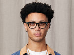 Het model draagt The HAZEN in maat 50 in Black