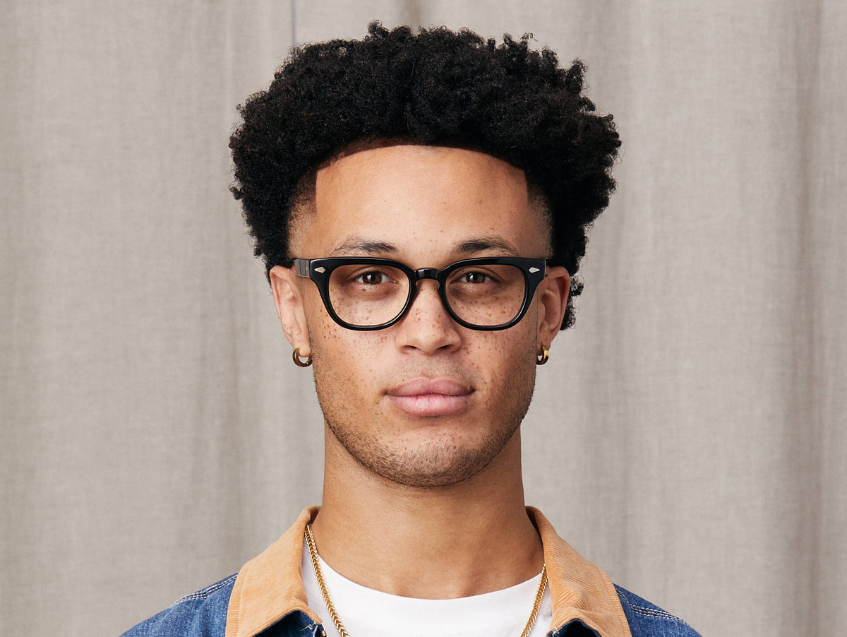 Het model draagt The HAZEN in maat 50 in Black
