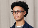 Het model draagt de HAZEN in maat 50 in Dark Grey.