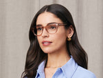 Model draagt de HAZEN in maat 50 in Vintage Rose