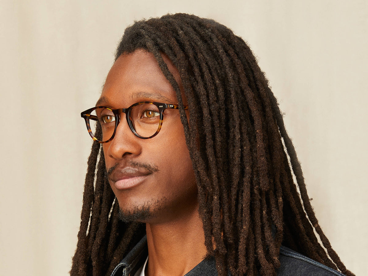 A modelo está a usar o JARED no tamanho 47 em Spot Tortoise