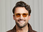 A modelo está a usar o LEMTOSH em Blonde no tamanho 46 com lentes tintadas Amber.