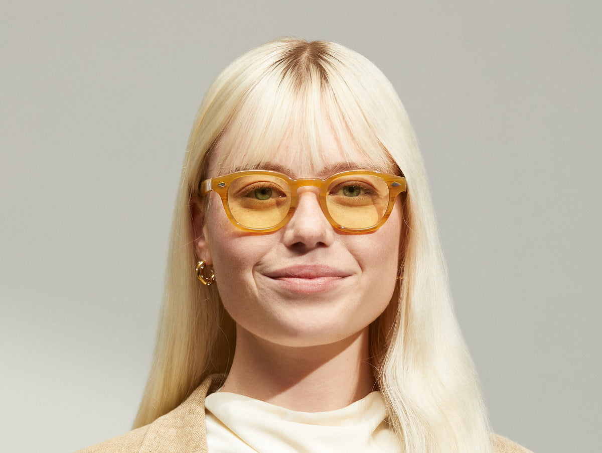 A modelo está a usar o LEMTOSH em Blonde no tamanho 46 com lentes tintadas Pastel Yellow.