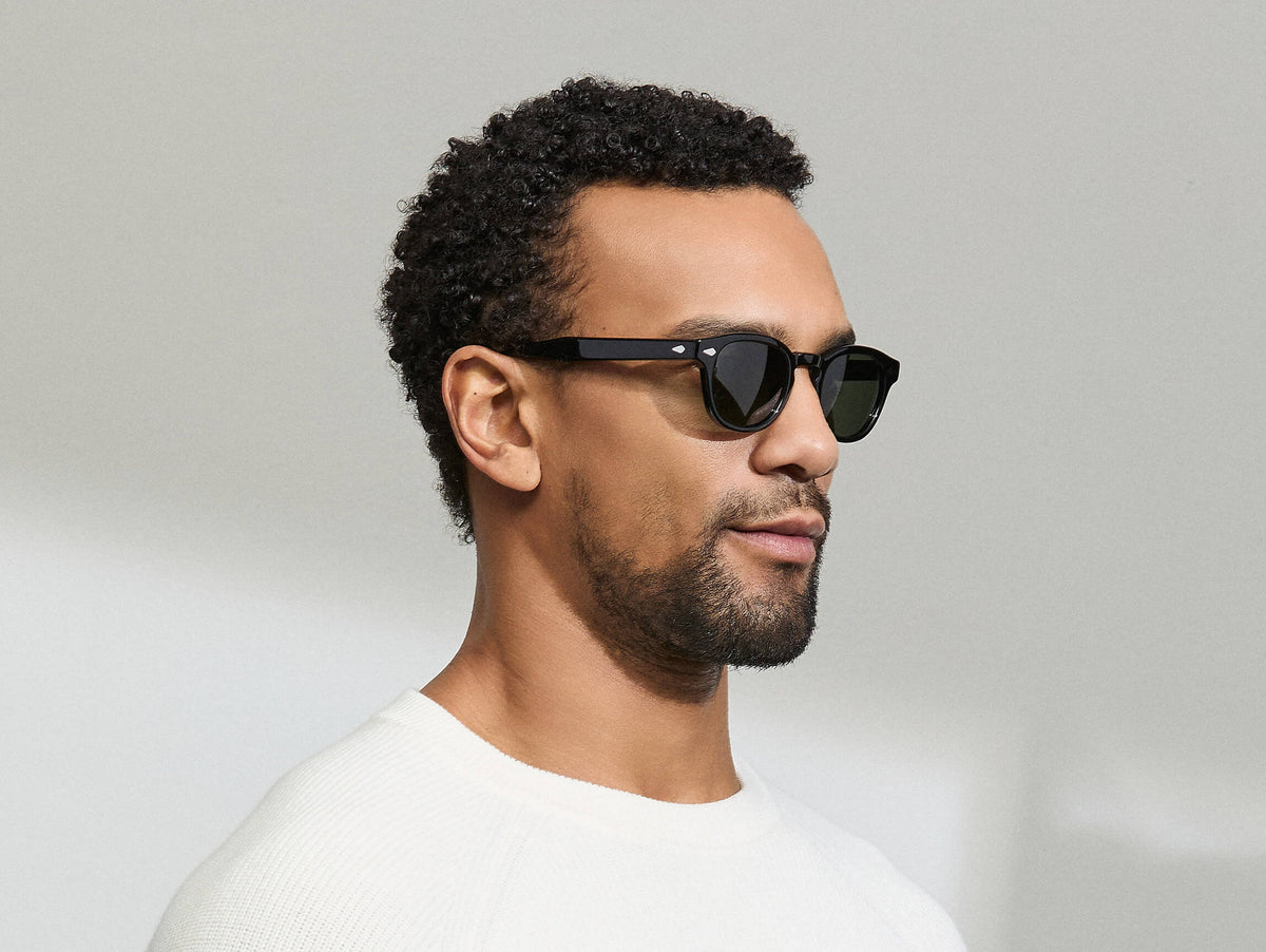 O modelo está a usar os LEMTOSH SUN-POLARIZED no tamanho 46 em Black com lentes polarizadas G-15.