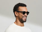 O modelo está a usar os LEMTOSH SUN-POLARIZED no tamanho 46 em Matte Black com lentes polarizadas Grey Glass.