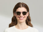 O modelo está a usar o LEMTOSH SUN-POLARIZED no tamanho 49 em Light Grey com lentes polarizadas G-15.
