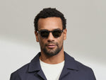 O modelo está a usar os LEMTOSH SUN-POLARIZED no tamanho 46 em Grey com lentes polarizadas G-15.