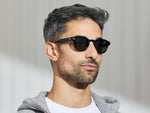 Il modello indossa il LEMTOSH SPORT in Black nella taglia 46 con lenti in nylon polarizzato G-15 Polarized.