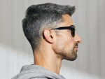 Il modello indossa il LEMTOSH SPORT in Black nella taglia 46 con lenti in nylon polarizzato G-15 Polarized.