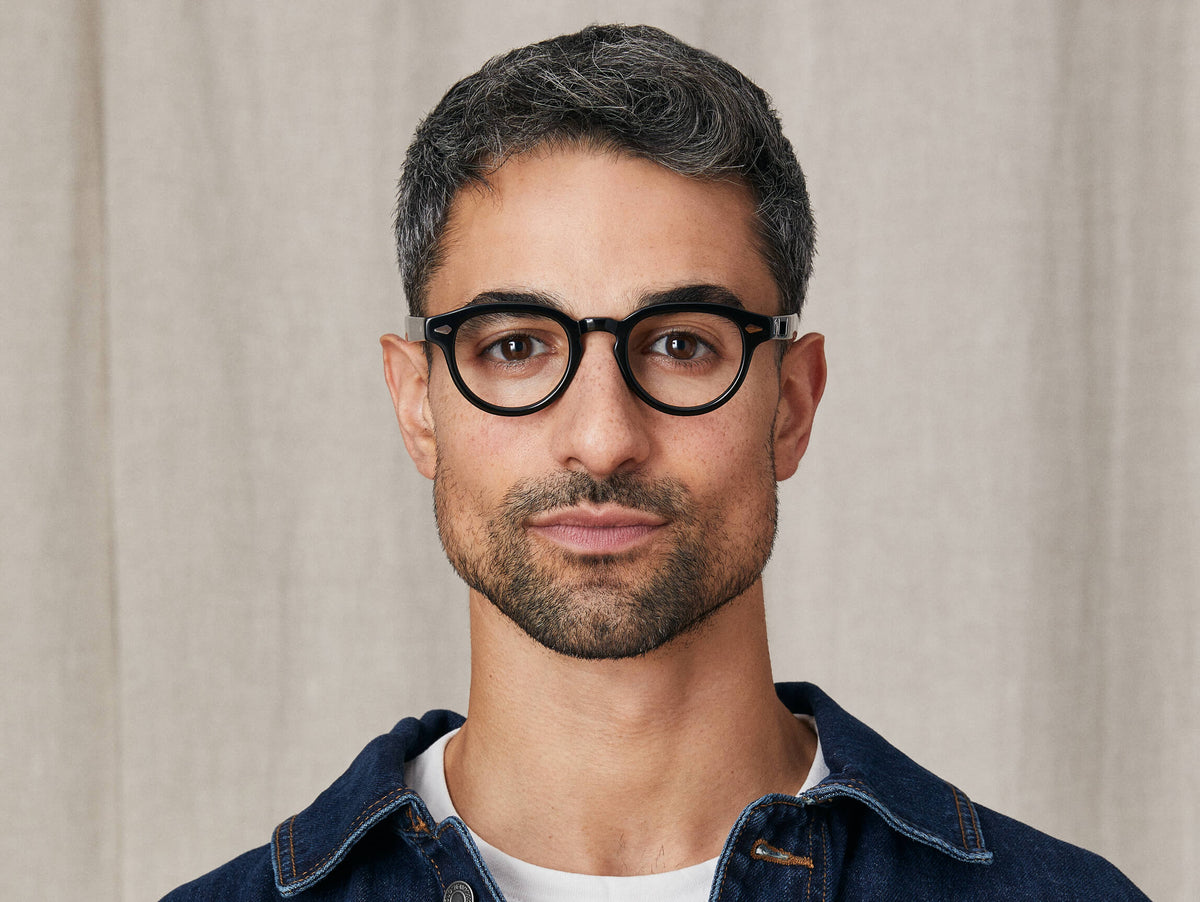 모델은 Black 색상의 MAYDELA 46 사이즈를 착용하고 있습니다