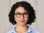 모델은 Classic Havana 색상의 MAYDELA 49 사이즈를 착용하고 있습니다.