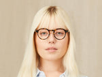 Il modello indossa The MILTZEN W/ METAL NOSE PADS nella misura 46 in Tortoise