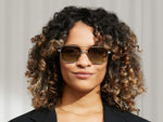 Das Modell trägt die MINGLE SUN in Silver in Größe 57 mit Forest Wood getönten Gläsern.