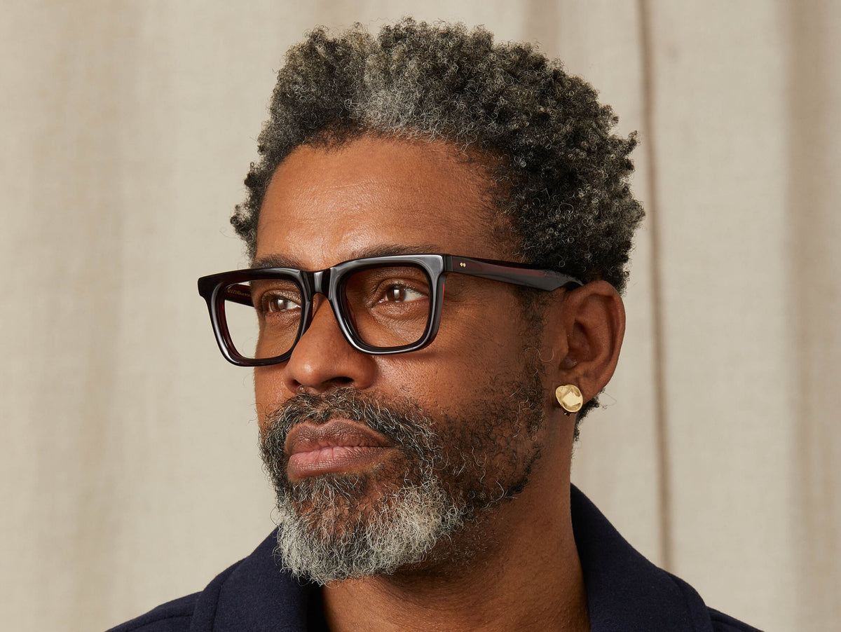 모델은 Burgundy 색상의 The RIZIK 49 사이즈를 착용하고 있습니다.