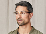 El modelo lleva el SHIDDOCK en talla 49 en Flesh/Tortoise.