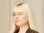 Model ma na sobie SHTARKER w rozmiarze 54 w kolorze Gold
