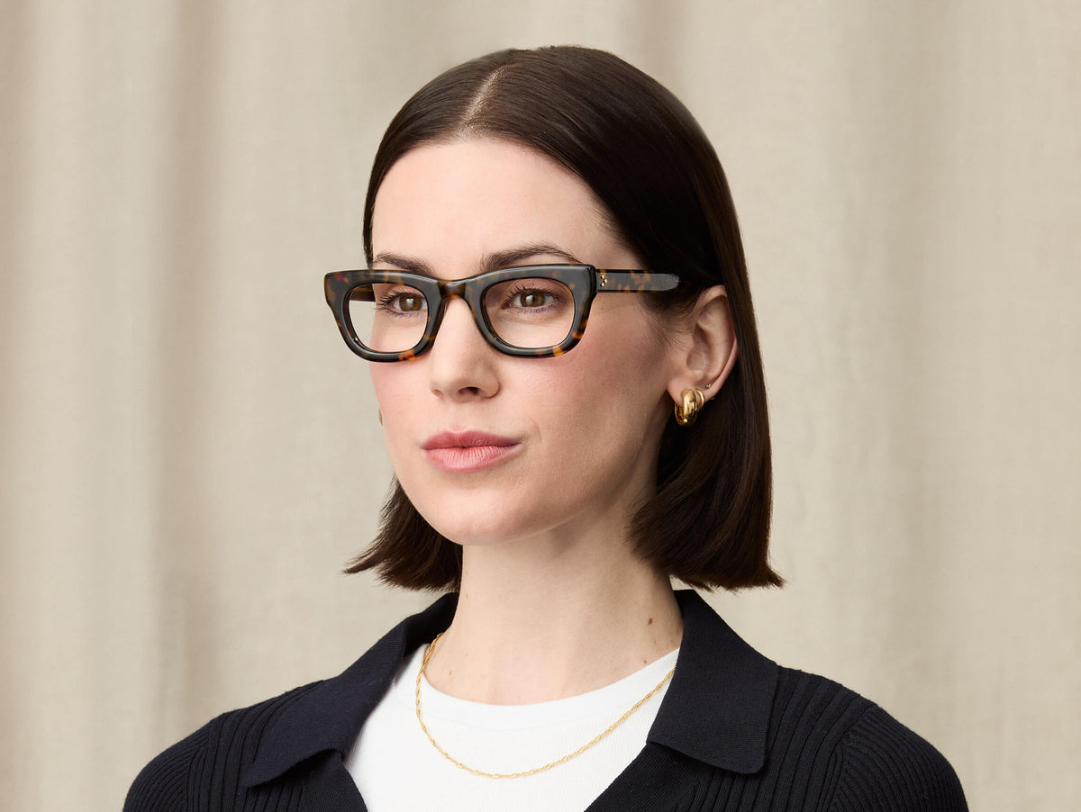 Model ma na sobie SPILKES w rozmiarze 45 w kolorze Tortoise