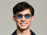 Il modello indossa il TELENA in Grey/Light Grey nella taglia 47 con lenti Celebrity Blue Tinted.
