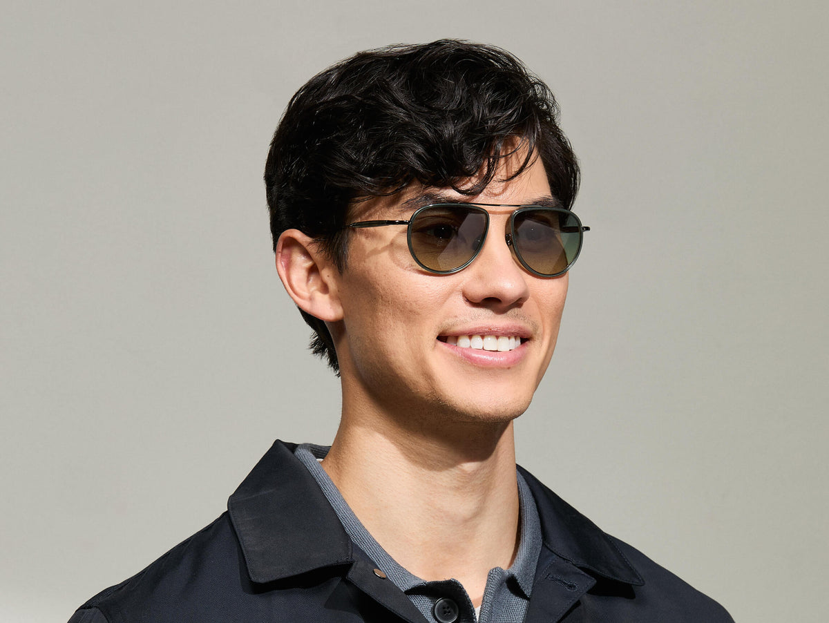 モデルはPineのサイズ52のTRAIF SUNをForest Woodティンテッドレンズで着用しています。