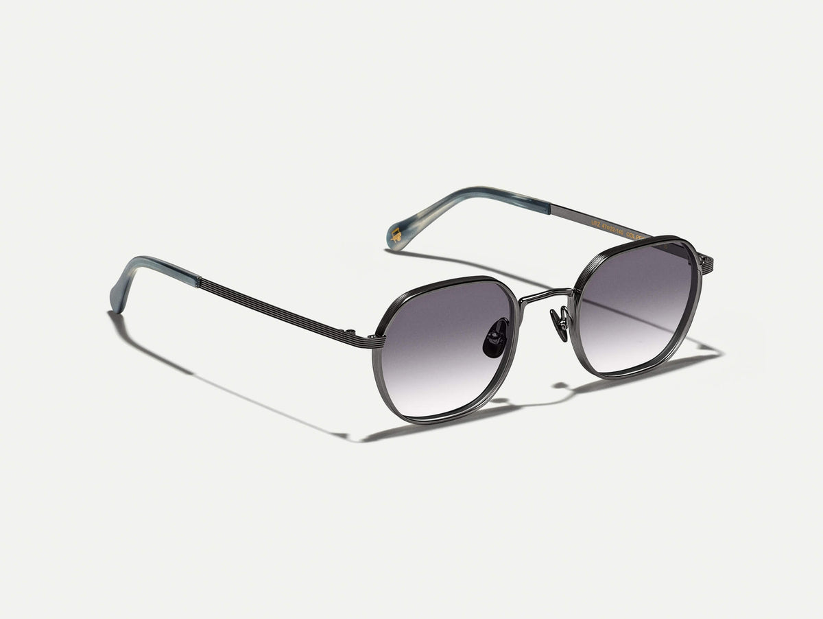 ה-UTZ SUN בצבע Pewter עם עדשות כהות American Grey Fade