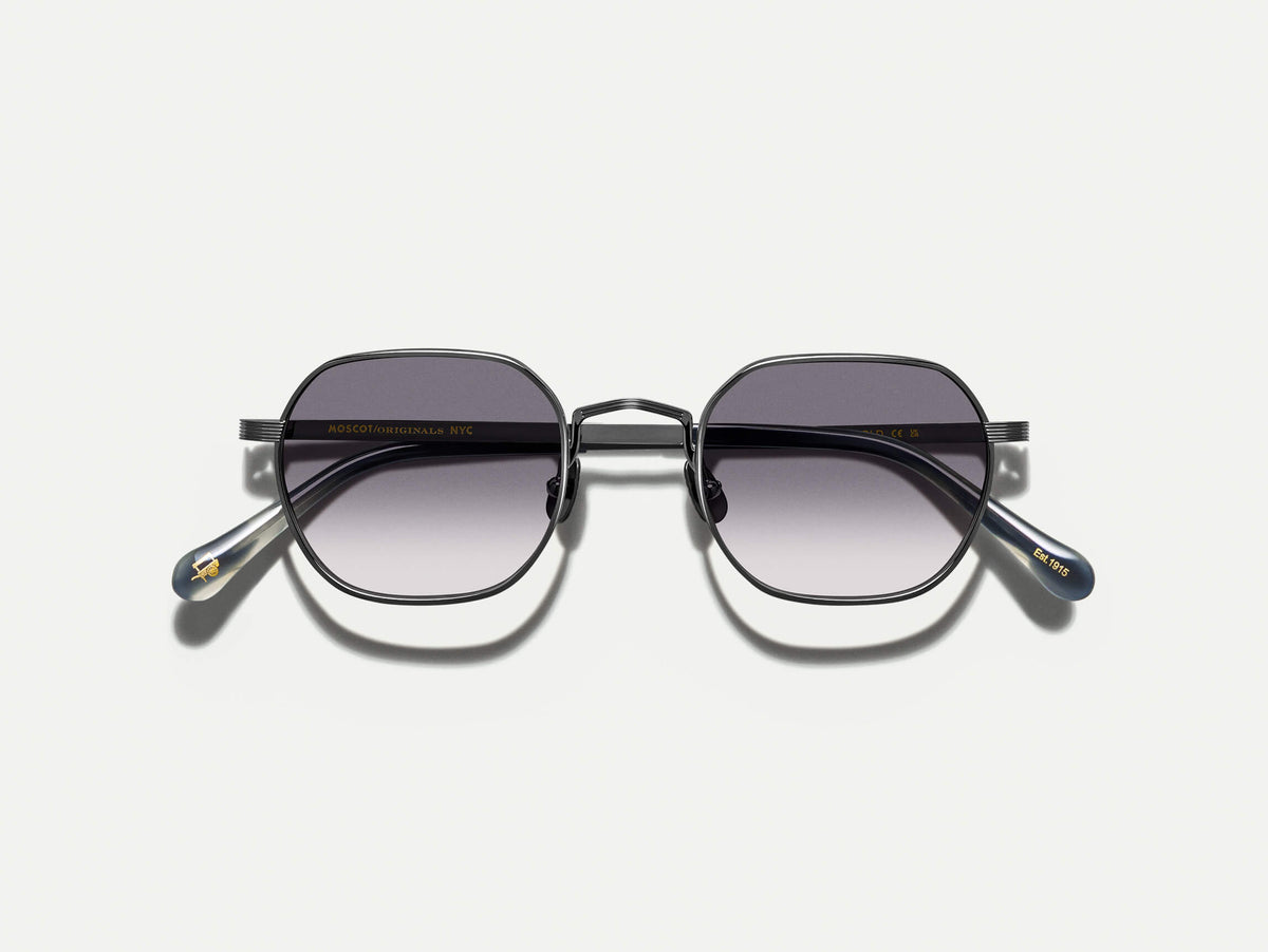 ה-UTZ SUN בצבע Pewter עם עדשות כהות American Grey Fade