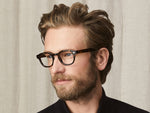 Modellen har The LEMTOSH med Blue Light Filter i størrelse 46 i Tortoise på.