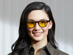 El modelo lleva puesto el CLIPTOSH in Gold en talla 46 con lentes tintados Mellow Yellow.