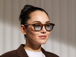 Il modello indossa il DAHVEN in Olive Brown nella taglia 47 con lenti Bel Air Blue Tinted.