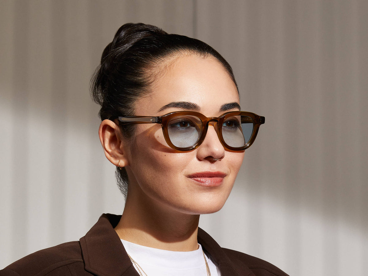 Il modello indossa il DAHVEN in Olive Brown nella taglia 47 con lenti Bel Air Blue Tinted.