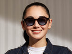 Model ma na sobie DAHVEN w kolorze Burgundy w rozmiarze 47 z soczewkami Denim Blue Tinted.