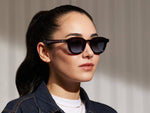 Model ma na sobie DAHVEN w kolorze Burgundy w rozmiarze 47 z soczewkami Denim Blue Tinted.