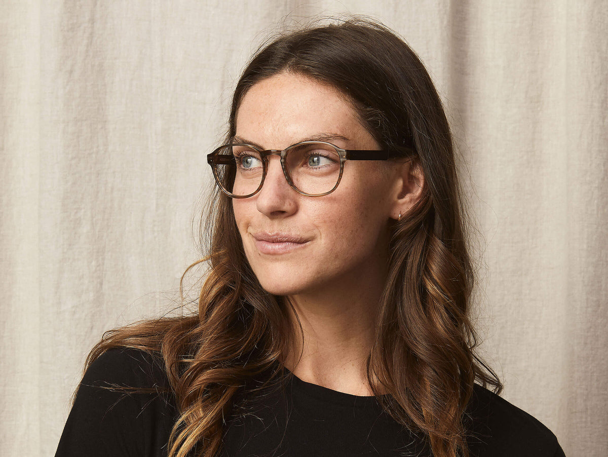 Model is wearing The HENRY in size 50 in Brown