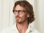 Il modello indossa The MILTZEN W/ METAL NOSE PADS nella misura 49 in Tortoise