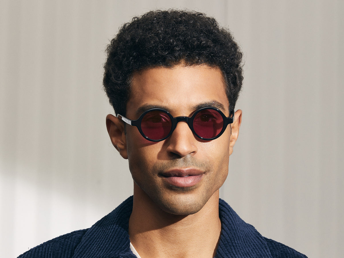 Das Modell trägt die ZOLMAN in Black in Größe 42 mit Purple Nurple getönten Gläsern.