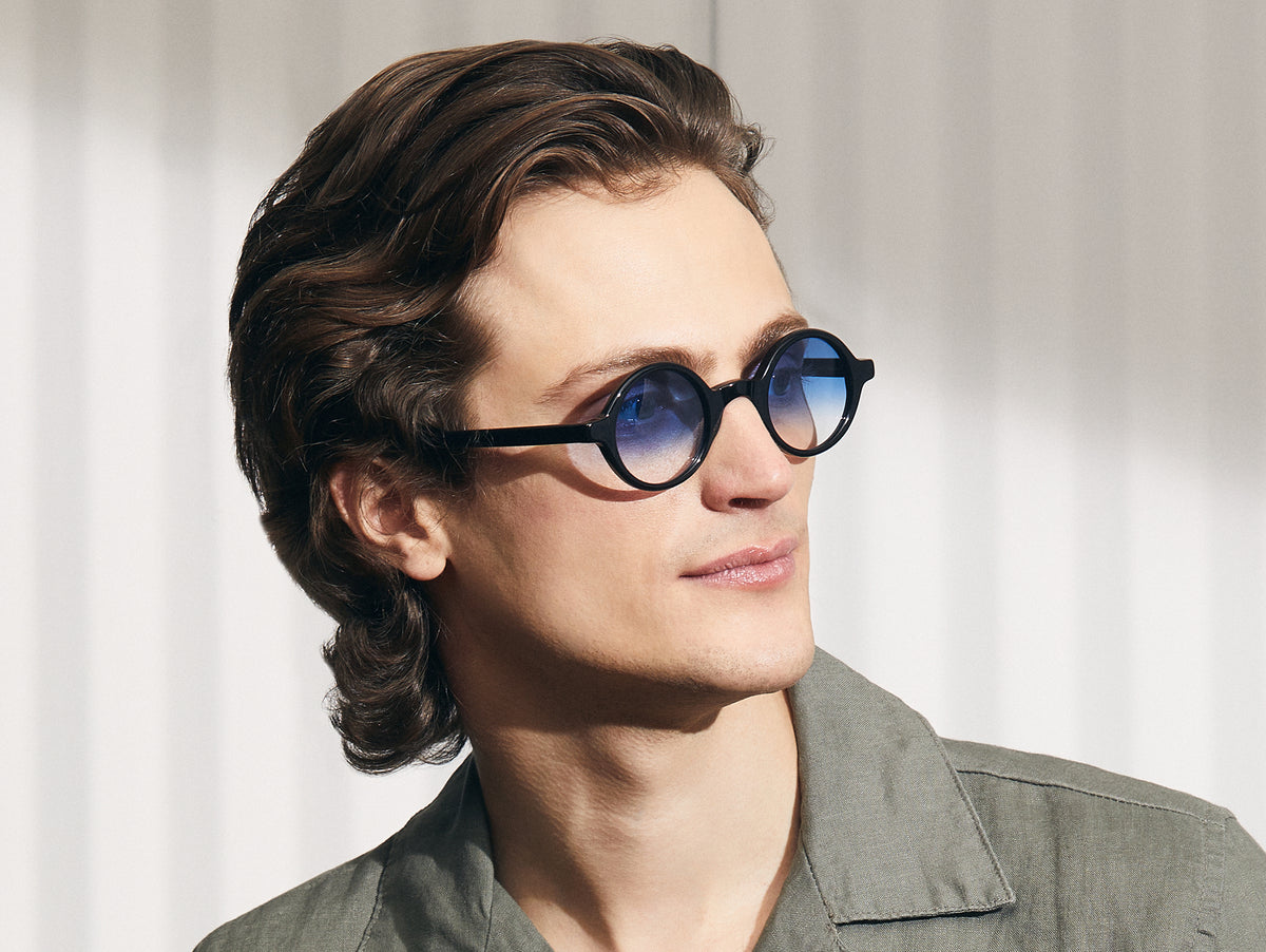 Das Modell trägt die ZOLMAN in Black in Größe 42 mit Broadway Blue Fade getönten Gläsern.